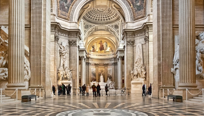 Pantheon Paris interior with Corinthian columns and ornate dome ceiling.