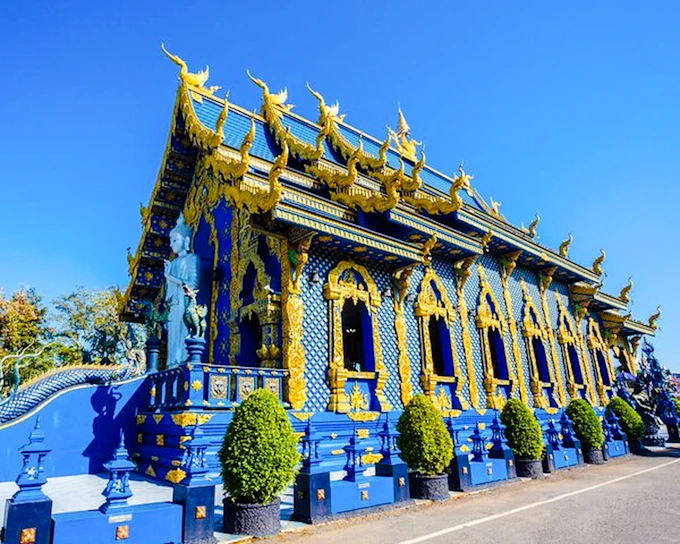 From Chiang Mai: Chiang Rai White, Blue and Red Temples & Long Neck Village Small-Group Tour