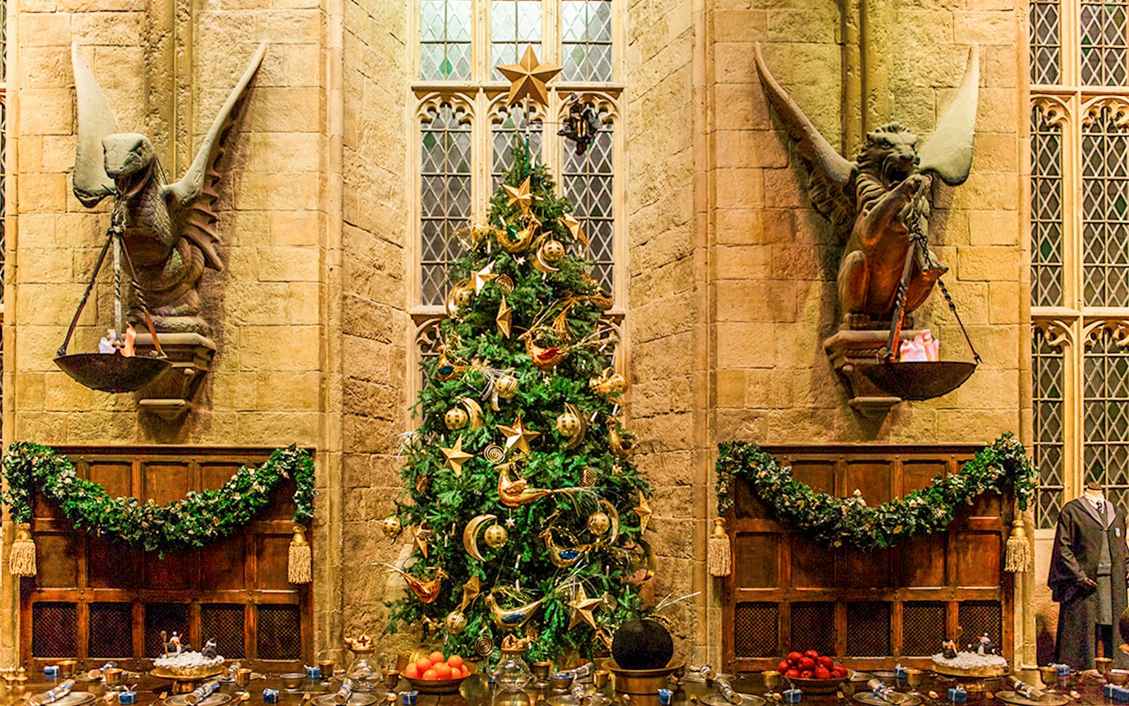 Christmas tree in hogwarts hallway
