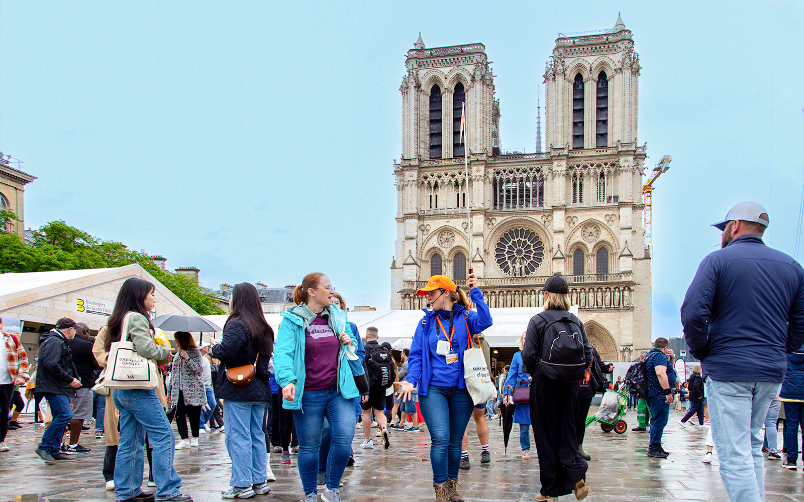 notre dame exterior guide with tourists