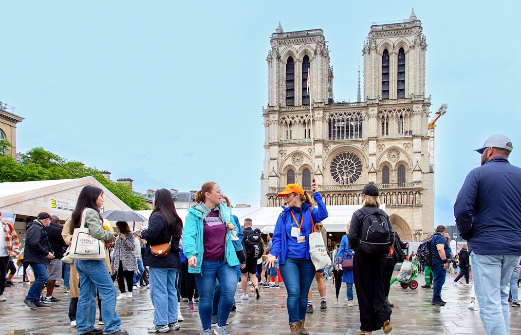 notre dame exterior guide with tourists