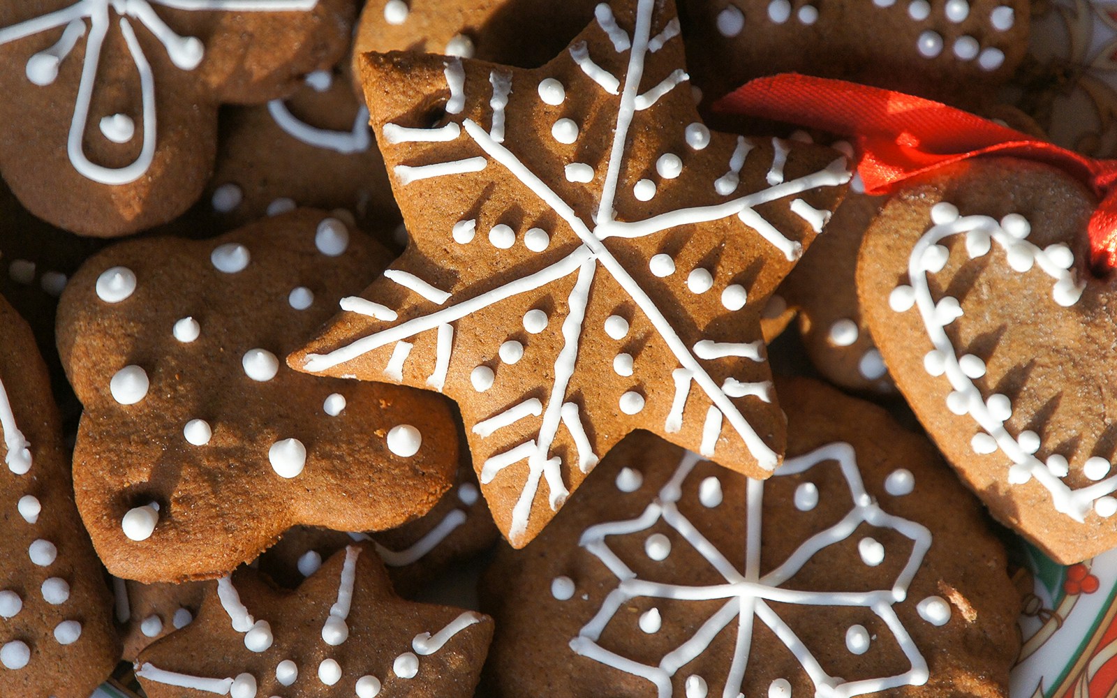 Gingerbread cookies with intricate white icing designs from a baking class.