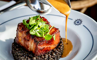 Grilled meat with sauce and greens on lentils, Flottille's snack & go.