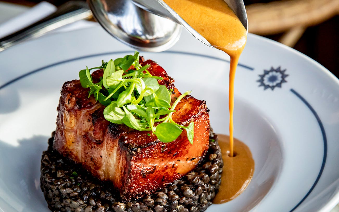 Grilled meat with sauce and greens on lentils, Flottille's snack & go.