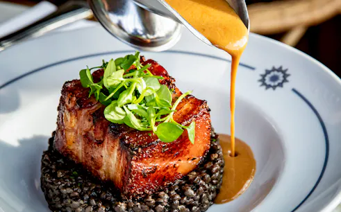 Grilled meat with sauce and greens on lentils, Flottille's snack & go.
