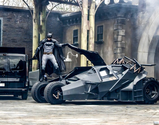 DC Super Heroes World entrance at Parque Warner, featuring iconic superhero statues and themed architecture.