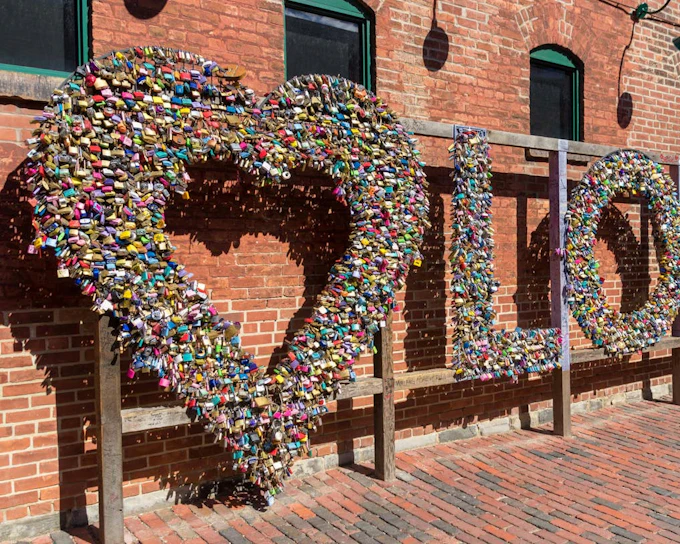 Toronto's Distillery District: Self-Guided City Exploration Game