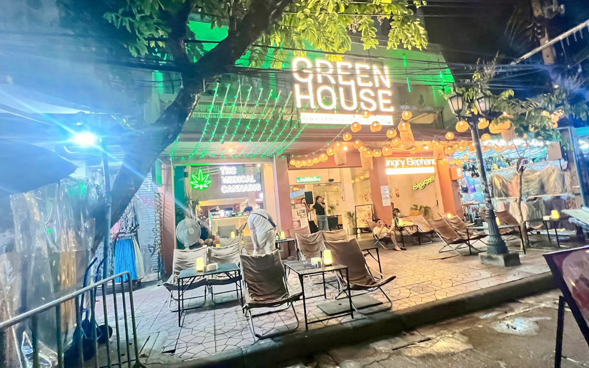 visite à pied en petit groupe de la vie nocturne de khao san road à bangkok, avec dégustation de cuisine de rue et de cocktails-1