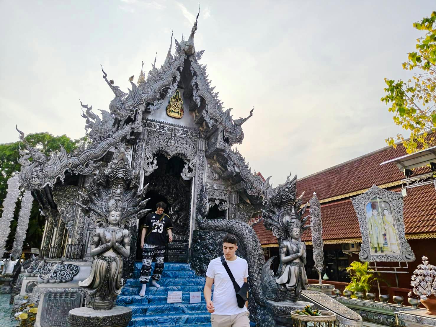 visita cultural en grupo pequeño por chiang mai: pueblo de las mujeres del cuello largo karen, el templo de plata, wat phra singh y wat chedi luang-2