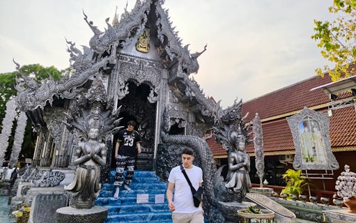 visita cultural en grupo pequeño por chiang mai: pueblo de las mujeres del cuello largo karen, el templo de plata, wat phra singh y wat chedi luang-2