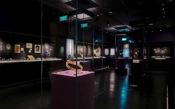 Peranakan Museum gallery showcasing traditional jewelry and artifacts.