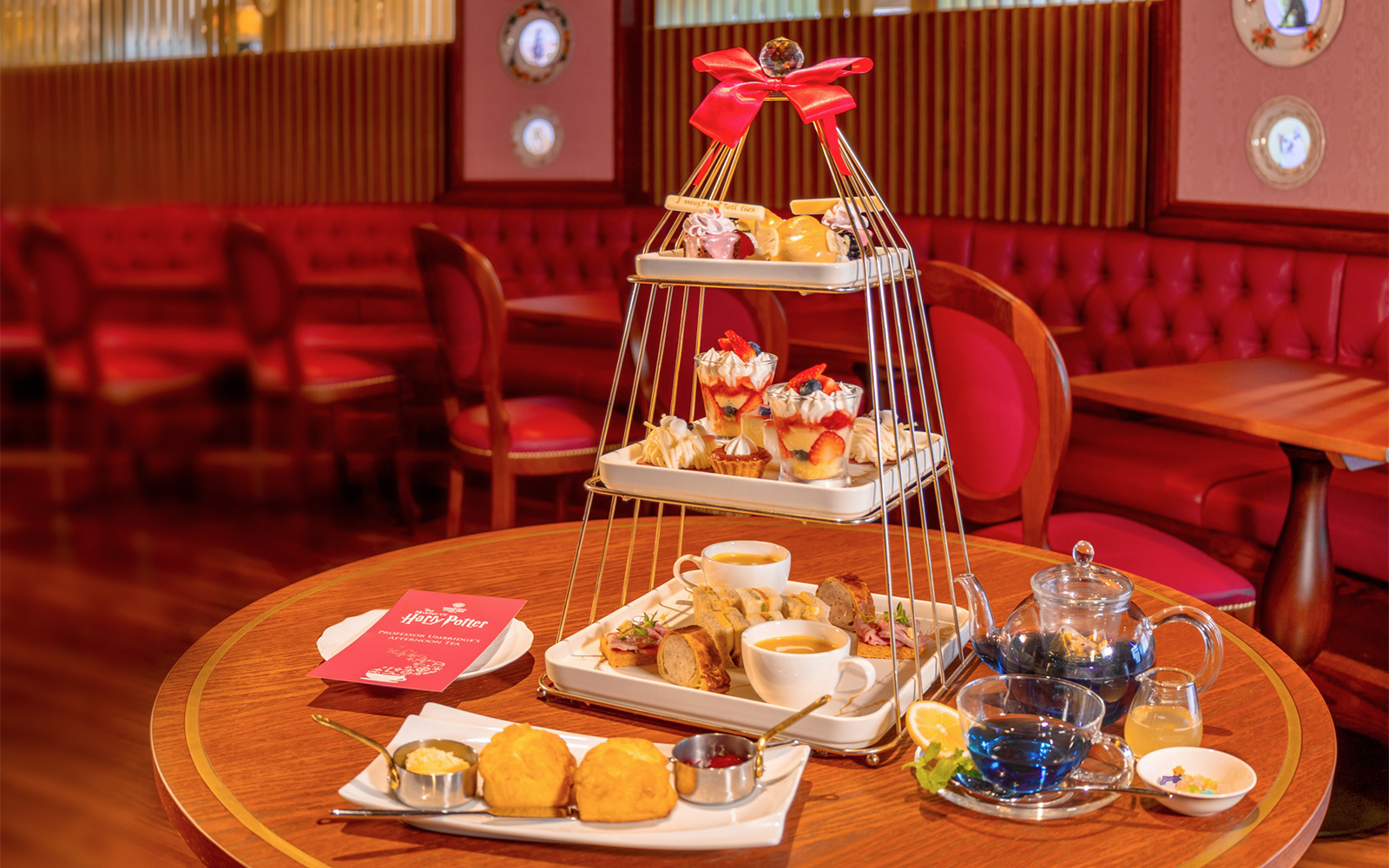 Cupcakes at Frog Cafe Warner Bros.