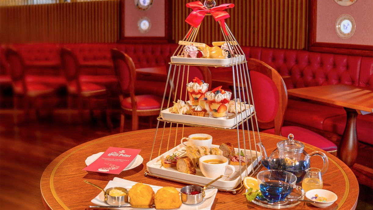 Cupcakes at Frog Cafe Warner Bros.