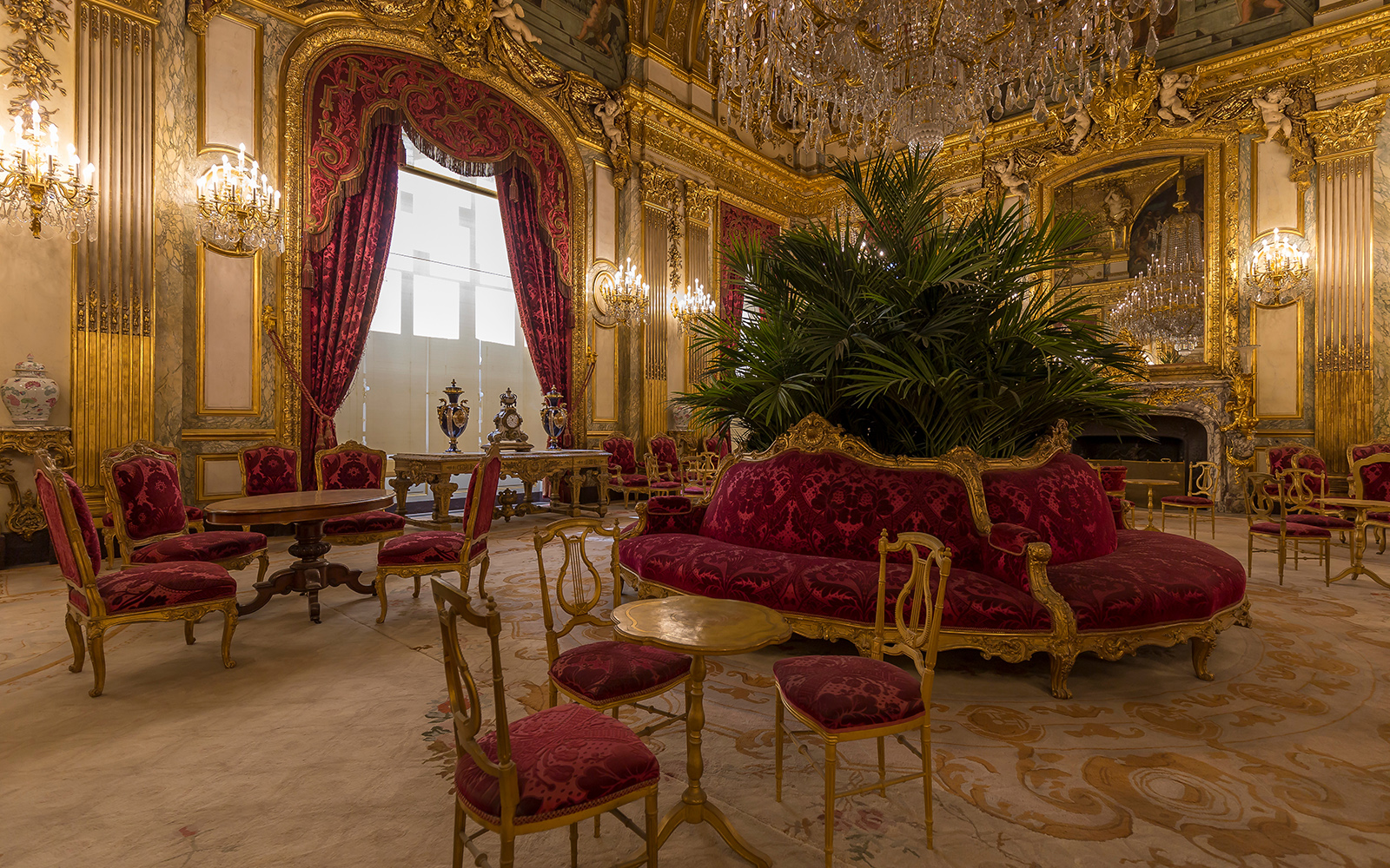 Apartamentos de Napoleón III en el Ala Richelieu del Museo del Louvre, con opulentos interiores y objetos históricos.
