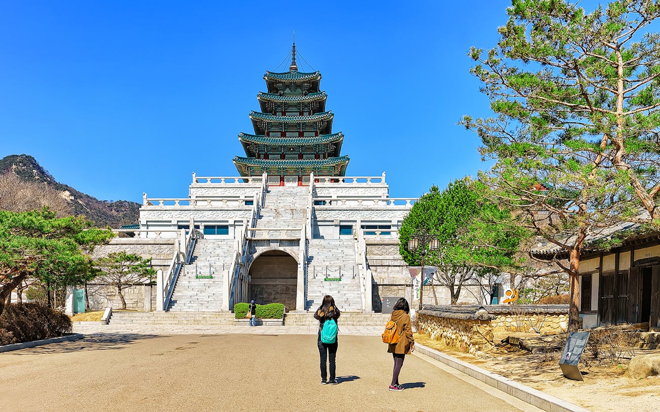Visitors at Gyeongbokgung Palace in Seoul during a morning half-day tour.