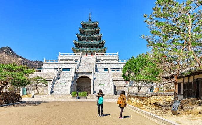 Visitors at Gyeongbokgung Palace in Seoul during a morning half-day tour.