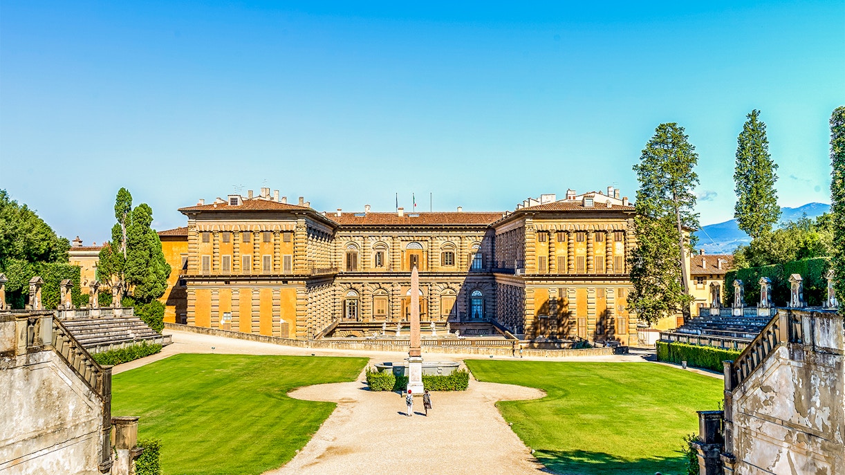 Expansive view of the stately Pitti Palace, a Renaissance marvel near the Uffizi Gallery, set against a backdrop of Tuscan hills and clear blue skies