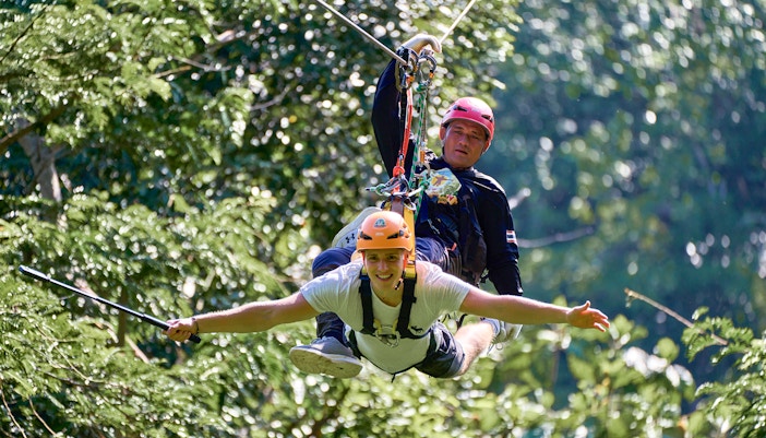 Erawan Patong Seaview Zipline em Phuket, com floresta exuberante e vista para o mar.