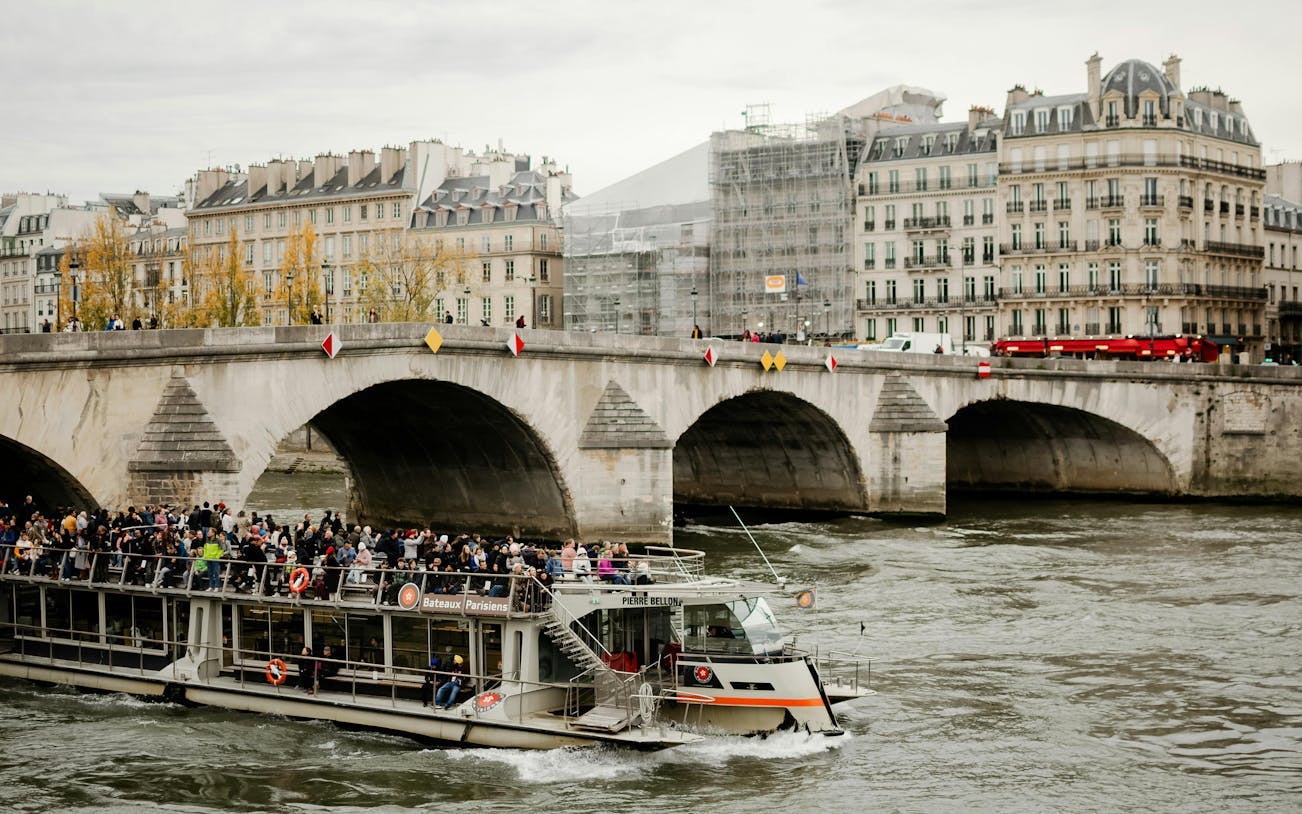visite guidée du 2e étage de la tour eiffel avec accès prioritaire et billet pour une croisière sur la seine-1