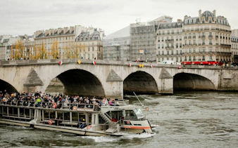 visite guidée du 2e étage de la tour eiffel avec accès prioritaire et billet pour une croisière sur la seine-1