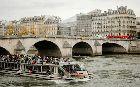 visita guiada a la segunda planta de la torre eiffel con acceso reservado y entrada para un crucero por el río sena-1