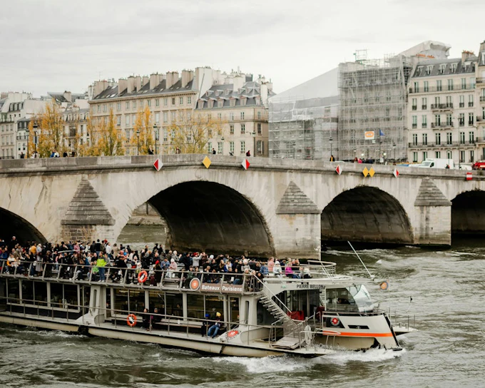 Eiffel Tower 2nd Floor Guided Tour with Reserved Access and Seine River Cruise Ticket