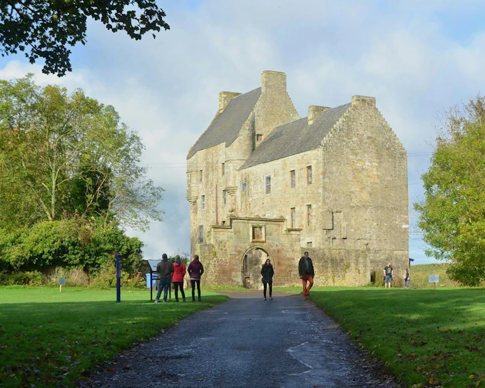 From Edinburgh: Outlander Locations Tour with Entry to Castles