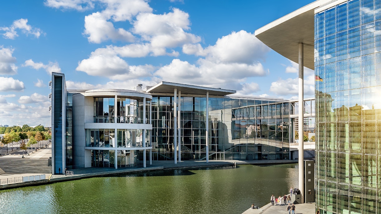 Reichstagsgebäude an der Spree in Berlin bei gutem Wetter im Sommer