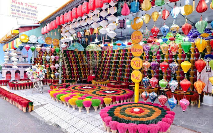 From Hanoi: Conical Hat Village and Quang Phu Cau Incense Village Tour