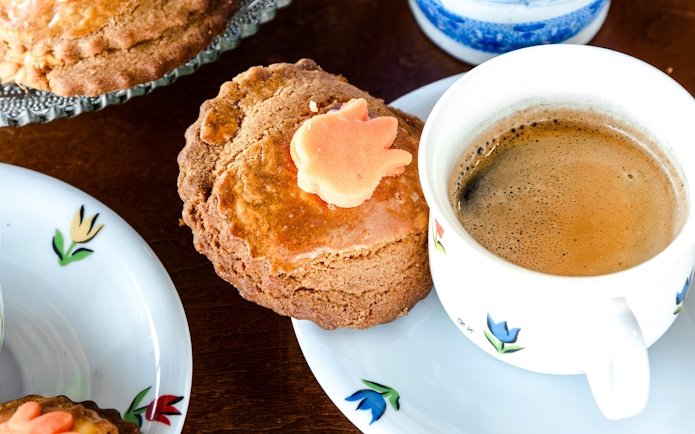 Coffee and tulip-shaped pastry at Tulip Experience Amsterdam catering package.