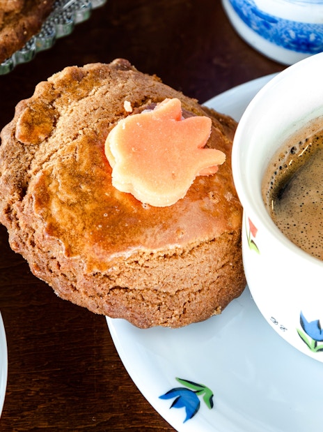 Coffee and tulip-shaped pastry at Tulip Experience Amsterdam catering package.