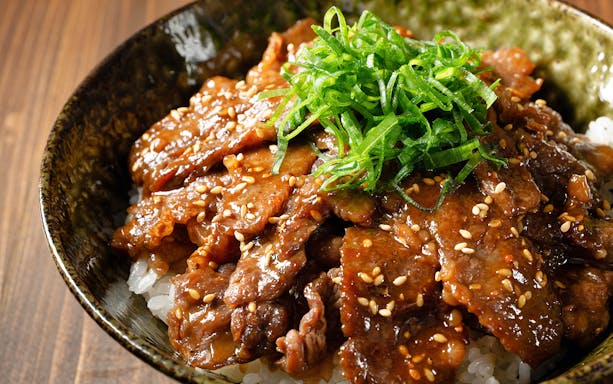 Grilled beef bowl with sesame seeds and green onions, Kansai cuisine experience.