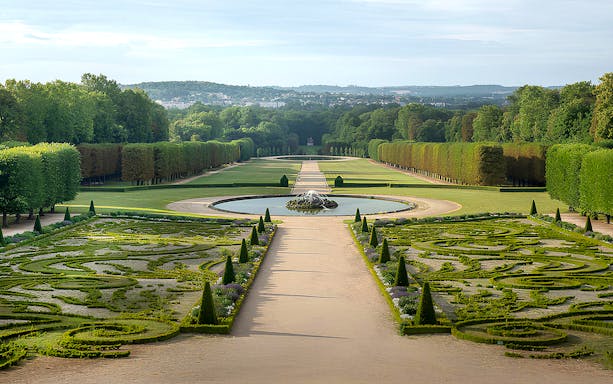 Château & Park of Champs-sur-Marne gardens with manicured hedges and central fountain.