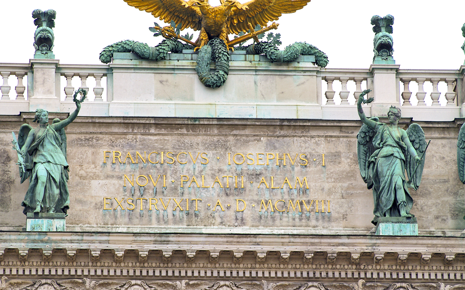 Weekend vs Weekday - Imperial Treasury Vienna