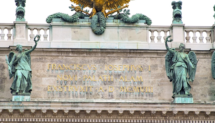 Weekend vs Weekday - Imperial Treasury Vienna