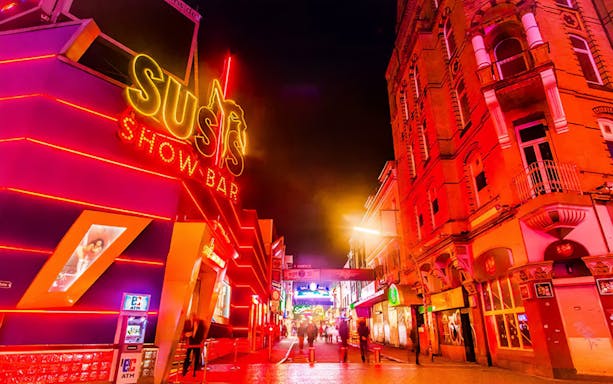 St. Pauli nightlife scene with neon-lit Susis Show Bar in Hamburg.