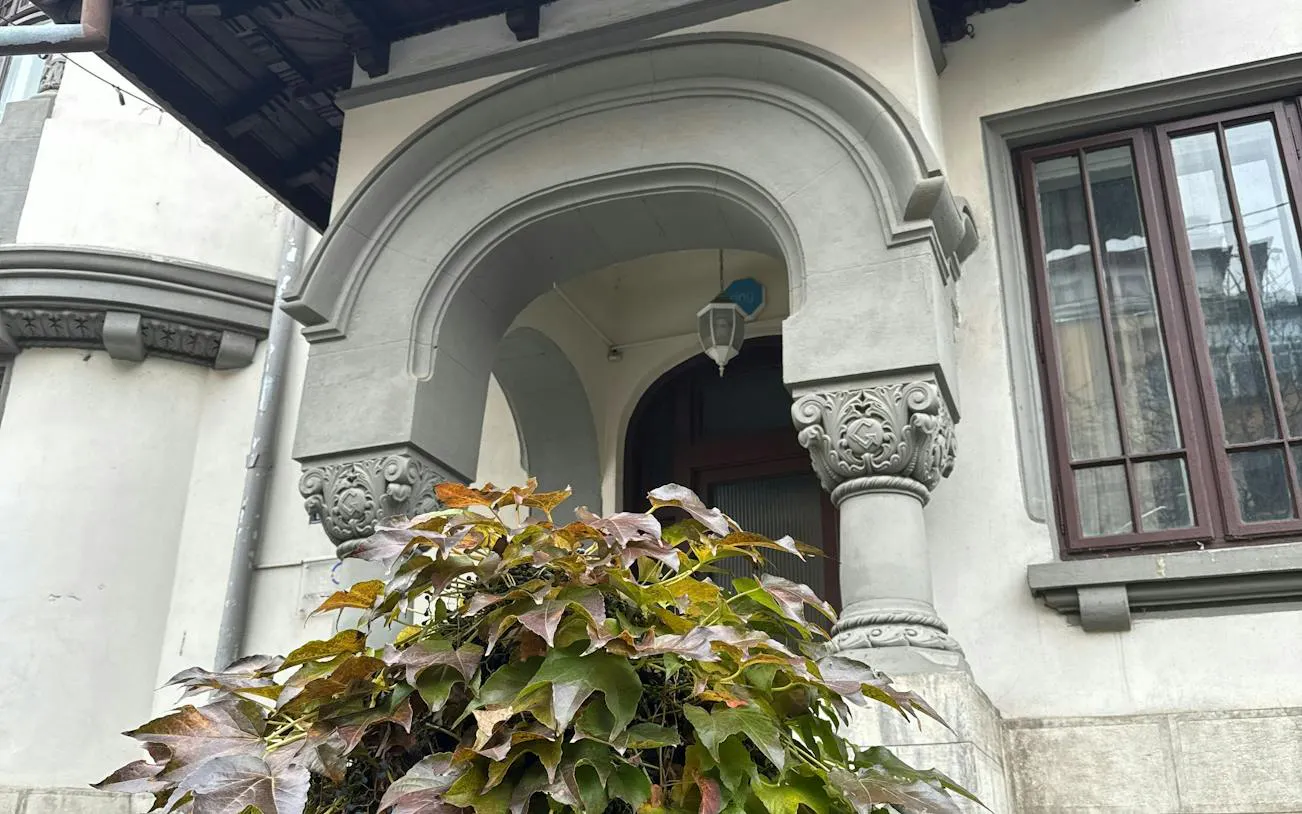 Ornate archway and foliage in Floreasca, Bucharest, part of a romantic self-guided city exploration.