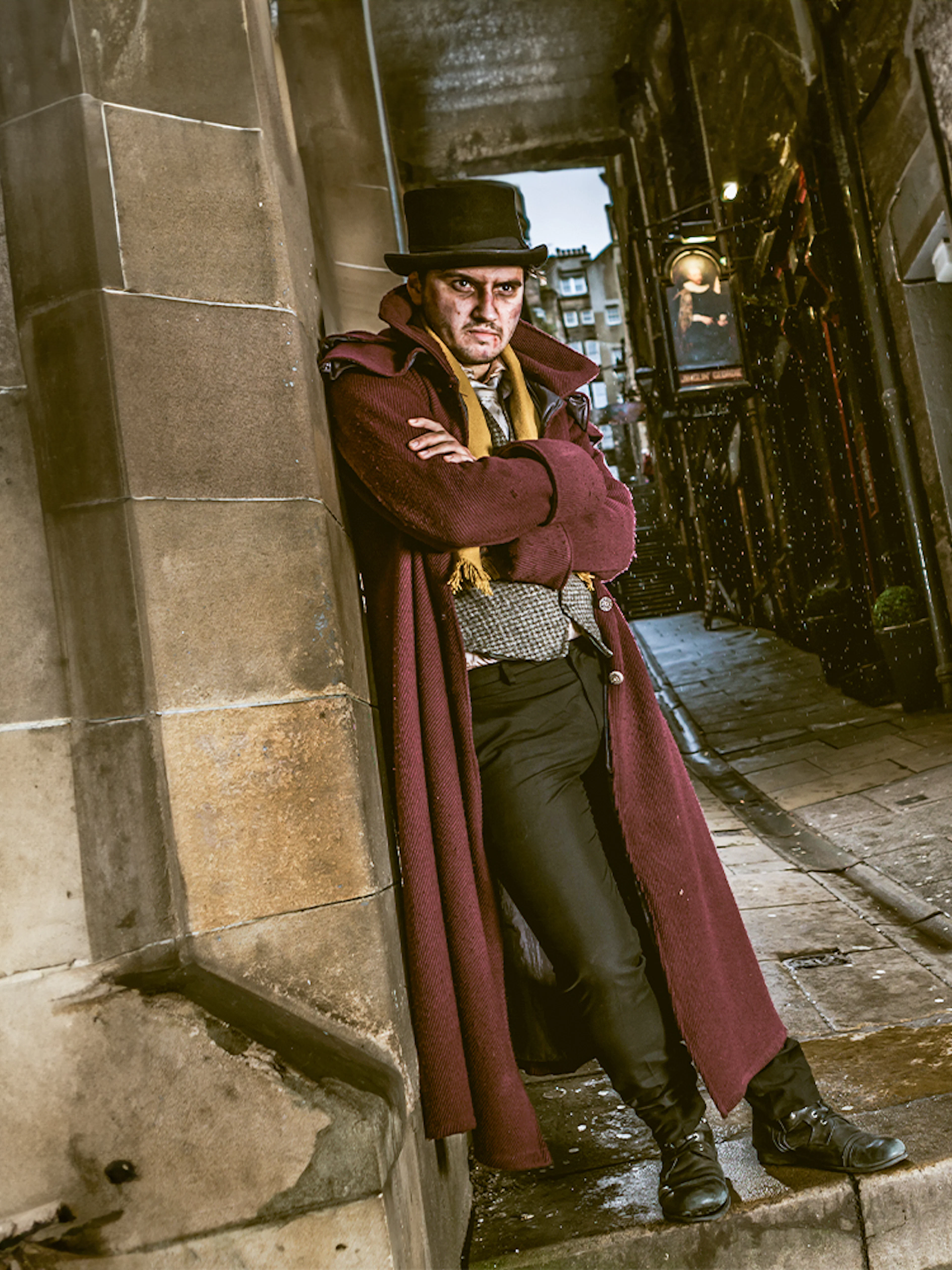 Victorian characters in a dimly lit alley at Edinburgh Dungeon.