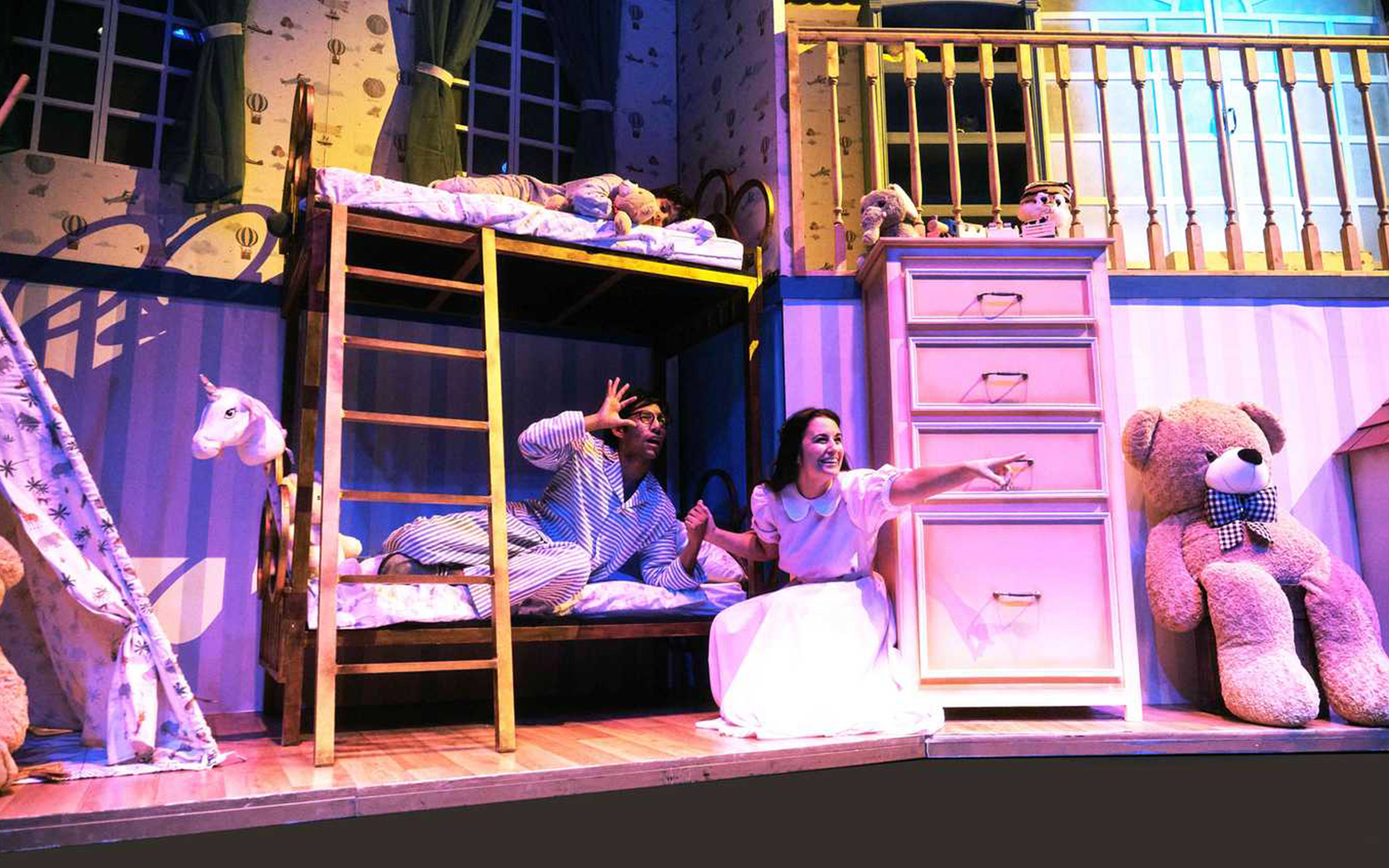 Children in pajamas on a bunk bed set in Peter, El musical stage scene.