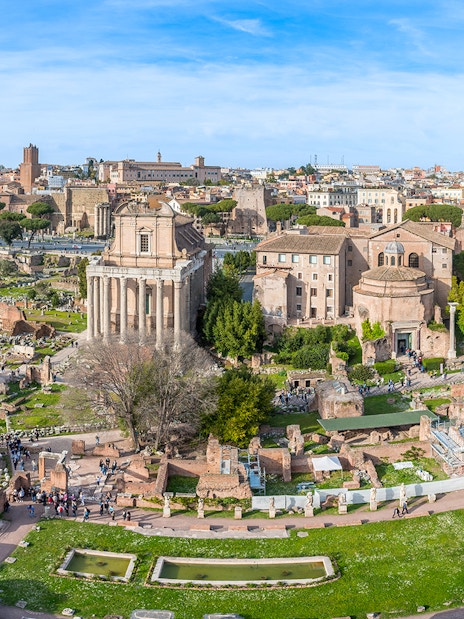 Roman Forum and Palatine Hill ruins in Rome, Italy, with ancient temples and arches.
