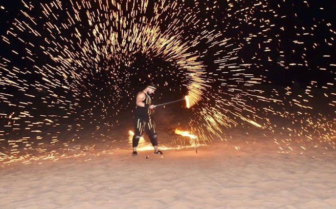 private wüstensafari in ras al khaimah mit besuch eines beduinen-oasen-camps, dünen-bashing, kamelreiten und barbecue-abendessen-1