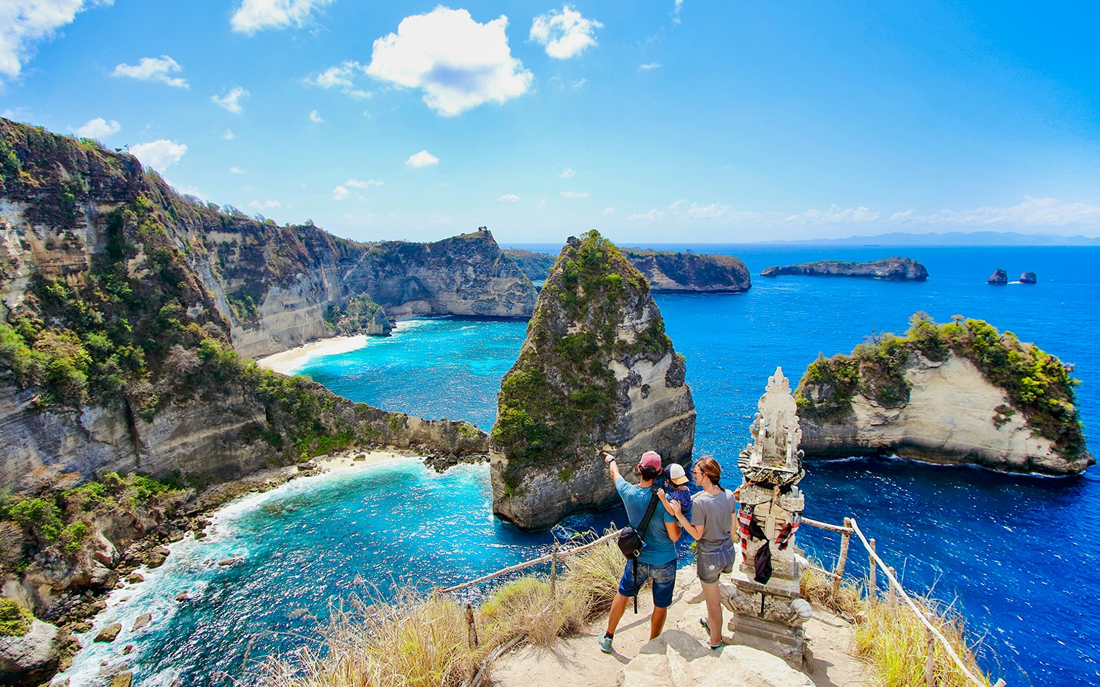 Thousand Islands Viewpoint, Nusa Penida, with turquoise waters and lush cliffs, ideal for day trips.