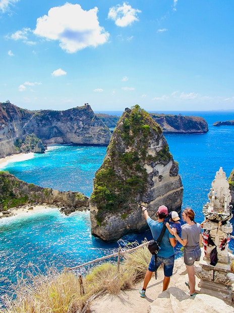 Thousand Islands Viewpoint, Nusa Penida, with turquoise waters and lush cliffs, ideal for day trips.