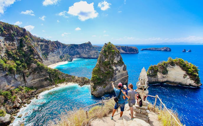 Thousand Islands Viewpoint, Nusa Penida, with turquoise waters and lush cliffs, ideal for day trips.
