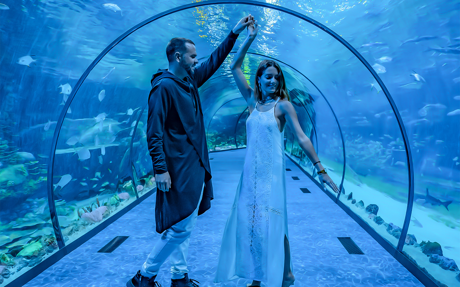 Esperienza "Beyond the Glass"