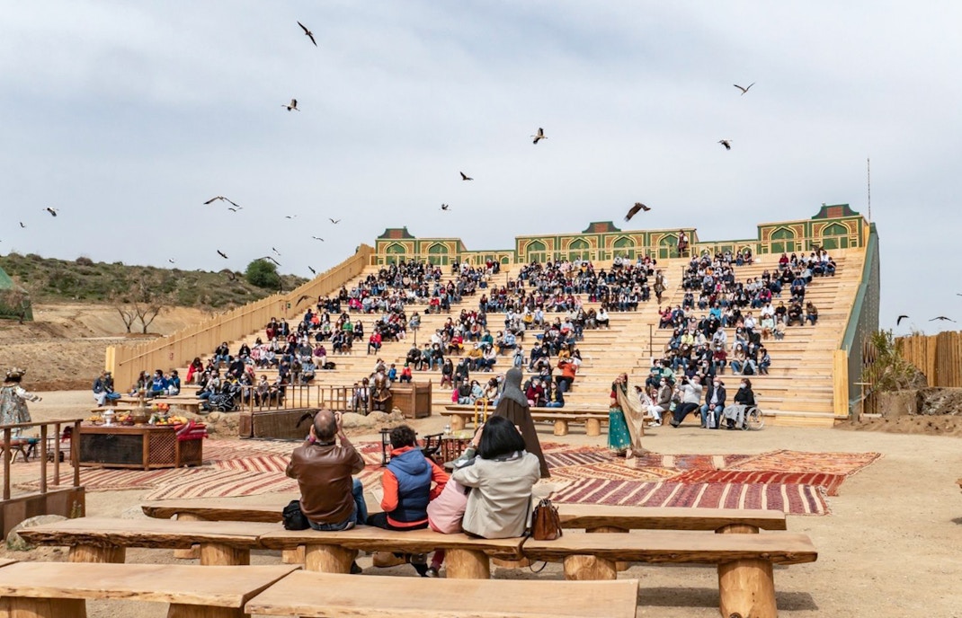 Visitantes disfrutando de la Cetrería de Reyes Puy du Fou España