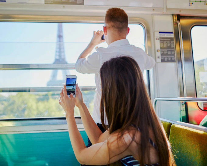 Paris Small-Group Walking Tour: Montmartre, Moulin Rouge & Arc de Triomphe (Product 55157)