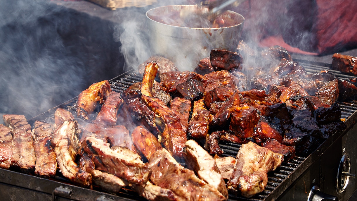 Un dîner barbecue dans le désert de Dubaï