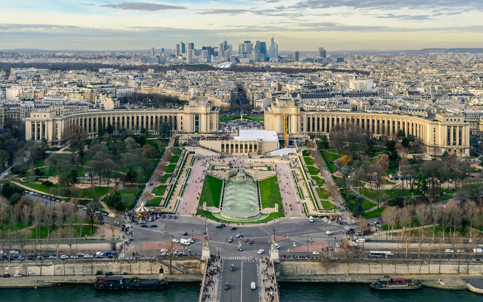 Ausblick von der Spitze des Eiffelturms auf die Stadt Paris