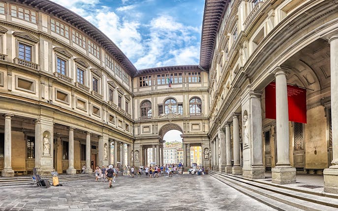 Uffizi Gallery courtyard in Florence, Italy, featuring Renaissance architecture.